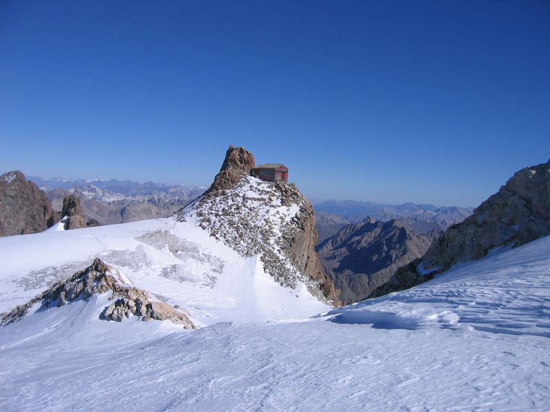 Le refuge de l'Aigle (3430 m) dans le massif des Ecrins