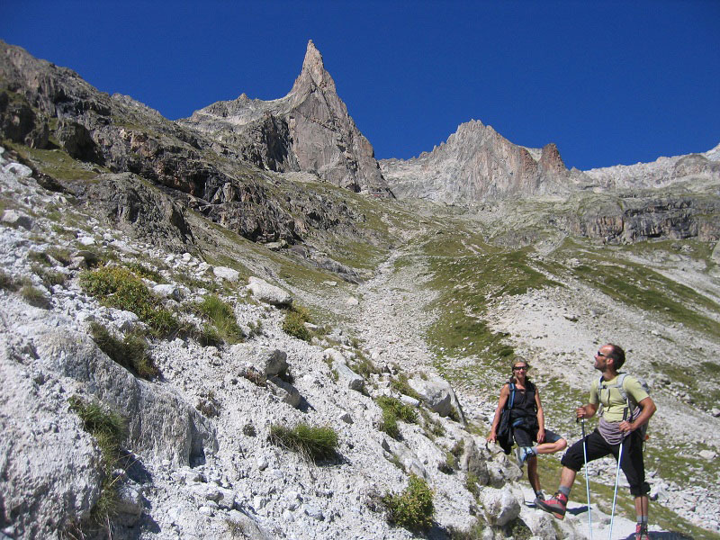 Marche d'approche en direction de l'Aiguille de la Dibona. Au fond l'Aiguille de la Dibona