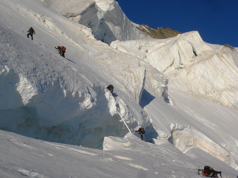 Passage de crevasse sur le glacier Blanc dans les Ecrins
