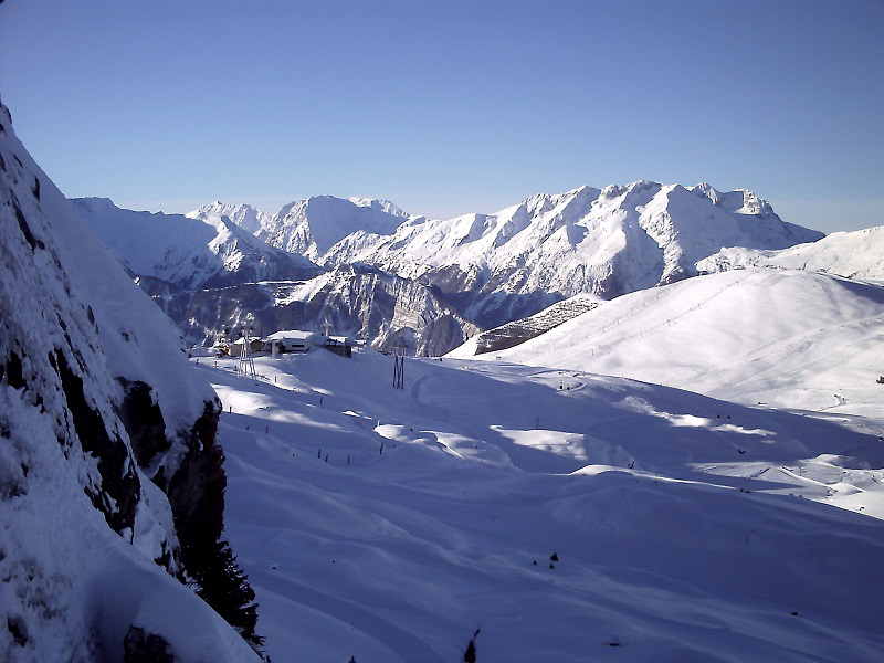 La vue sur l'Alpe d'Huez depuis les cascades de glace