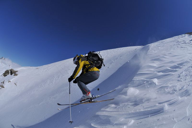 Ski hors piste avec un guide de haute montagne